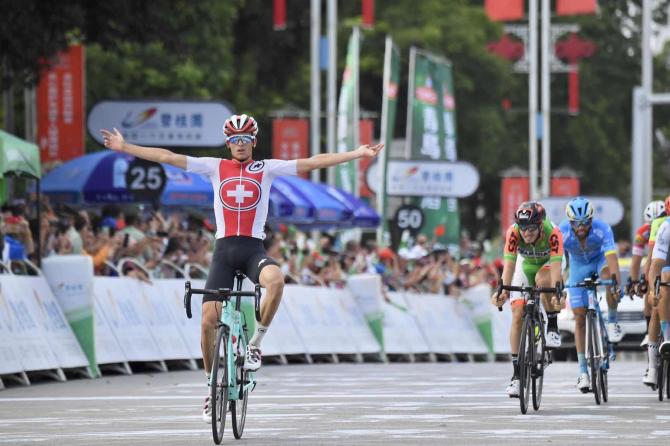 Lelvetico Gino Mäder vince la tappa più attesa del Tour of Hainan (www.tourofhainan.com)