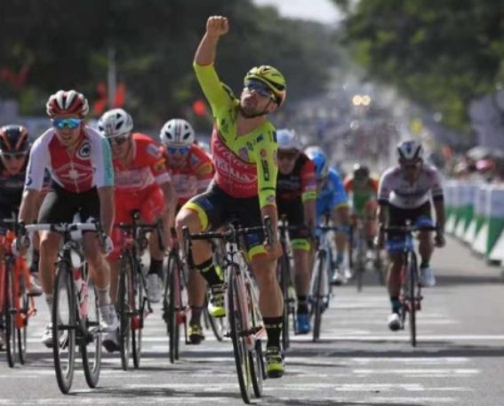 Jakub Mareckzo sprinta più veloce di tutti sul primo traguardo del Tour of Hainan (foto Wilier-Selle Italia)