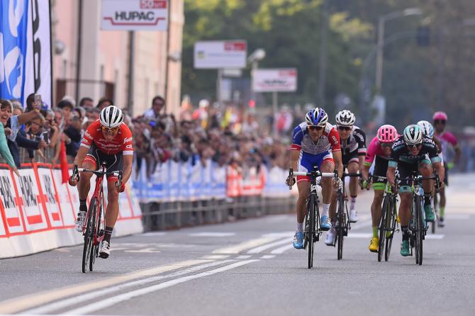 Toms Skujiņš attacca sul rettilineo darrivo della Tre Valli e vince la corsa varesina, prova conclusiva del Trittico Lombardo (foto Bettini)