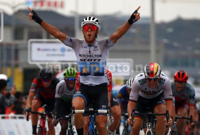 Trentin porta al primo posto la sua stellata maglia di campione europeo al termine della quinta frazione della corsa cinese (foto Bettini)