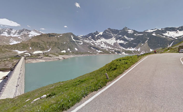 Il Lago Serrù, una delle mete più spettacolari del 102° Giro dItalia (Google Street View)