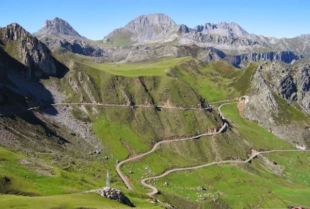 La strada che sale verso lAlto de la Cubilla, una delle mete inedite della Vuelta 2019 (www.jandrocandas.com)