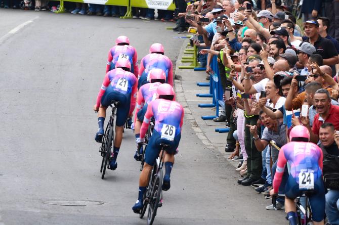 Il team statunitense di Rigoberto Urán vola verso la vittoria nella cronometro a squadre di Medellín (foto Bettini)