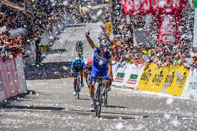 Sotto una cascata di coriandoli il francesino della Deucenink vince la penultima tappa del Tour Colombia 2.1 (foto Bettini)