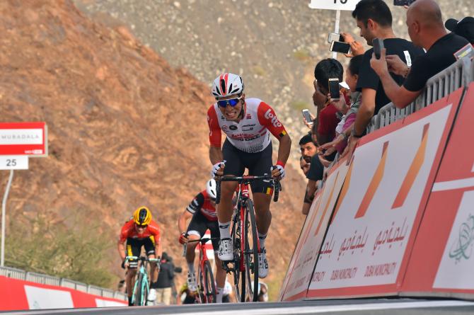 Caleb Ewan doma il ripido muro di Hatta e vince la 4a frazione del Giro degli Emirati Arabi Uniti (foto Bettini)