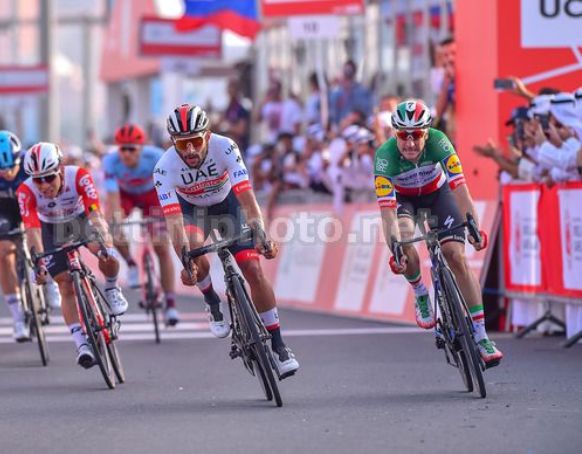 Gaviria beffa Viviani sul rettilineo darrivo di Abu Dhabi (foto Bettini)