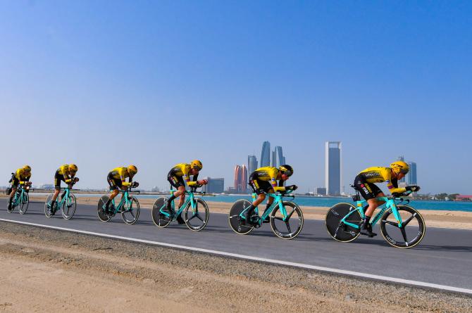 I corridori del Team Jumbo Visma sfrecciano nella cronosquadre dapertura dellUAE Tour (foto Bettini)