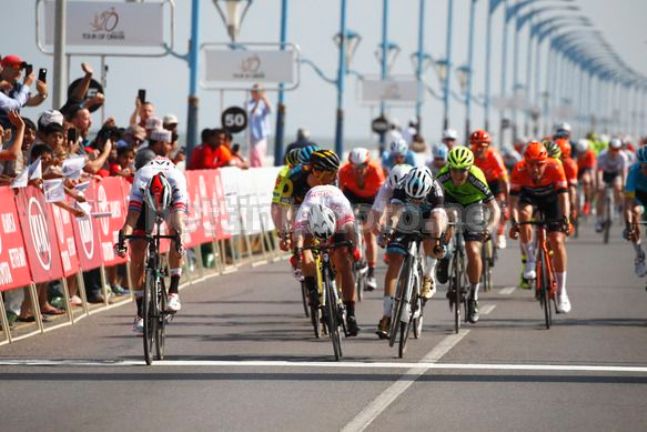 Kristoff vince la prima tappa del Tour of Oman sulla corniche di Suhar (foto Bettini)