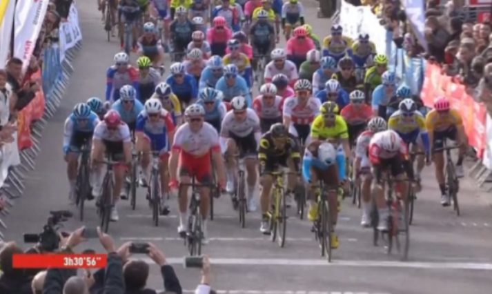 Lo sprint vincente di Christophe Laporte sul traguardo della seconda tappa dellÉtoile de Bessèges (LEquipe)