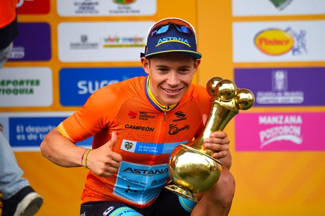 Miguel Ángel López felice sul podio, sua la seconda edizione del Tour Colombia 2.1 (foto Bettini)