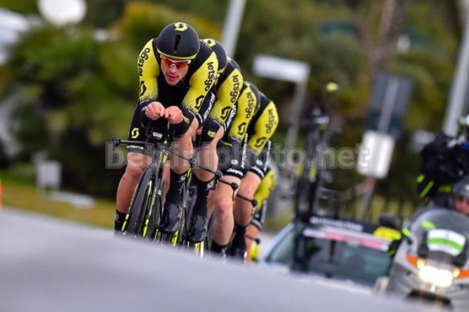 Il team australiano Mitchelton - Scott lanciato verso il successo sul litorale versiliano (foto Bettini)