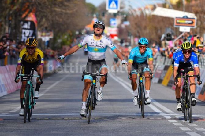 Lutsenko da uno schiaffo alla sfortuna e vince una per lui sofferta frazione alla Tirreno-Adriatico (foto Bettini)