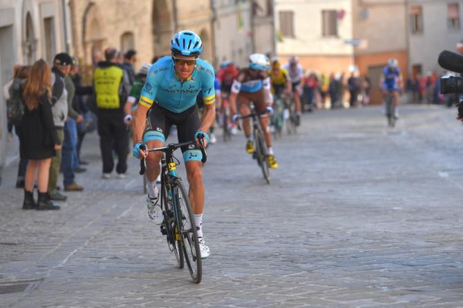 Lattacco di Jakob Fuglsang sulle dure rampe della tappa di Recanati (Getty Images)