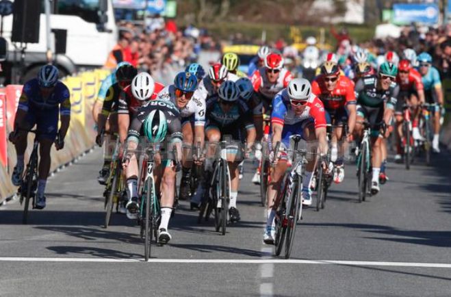 La volata al colpo di reni tra Sam Bennett ed Arnaud Démare sul rettilineo darrivo di Brignoles (foto Bettini)