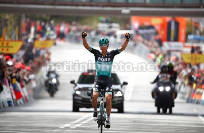 Grande vittorio di Roccia Formolo nella frazione conclusiva della corsa catalana (foto Bettini)