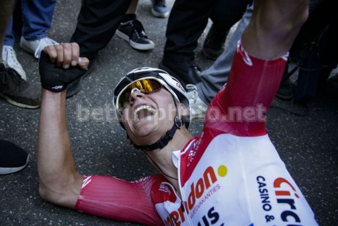 Stremato per limpresa appena compiuta, Mathieu Van der Poel esulta da terra dopo aver conquistato lAmstel Gold Race (foto Bettini)