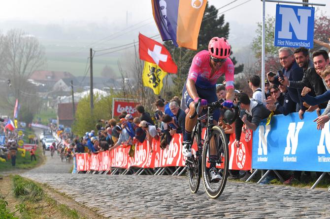 Bettiol in azione sul Paterberg, vanamente inseguito dagli avversari (Getty Images)