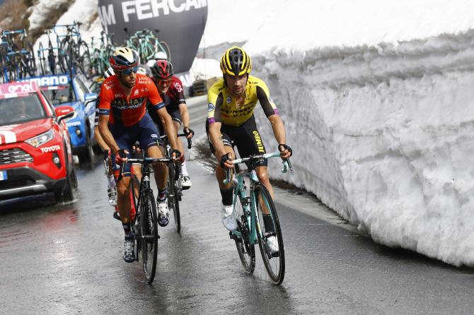 Nibali e Roglic viaggiano appiati tra le muraglie di neve del Nivolet (foto Bettini)