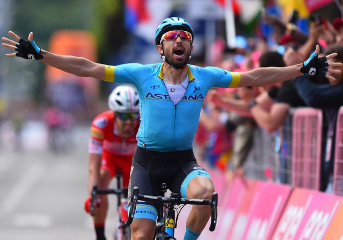 Dario Cataldo abbranca a piene mani il successo nella tappa di Como (foto Bettini)