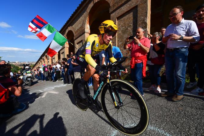 Lo sloveno Roglič aggredisce le temibili pendenze della salita di San Luca (foto Bettini)