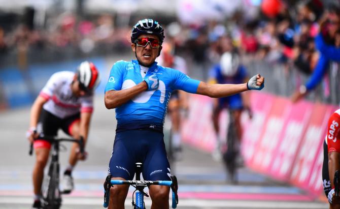 Nel caotico finale verso Frascati lecuadoregno Carapaz emerge dal risicato gruppetto maglia rosa e vince la sua seconda frazione al Giro (foto Bettini)