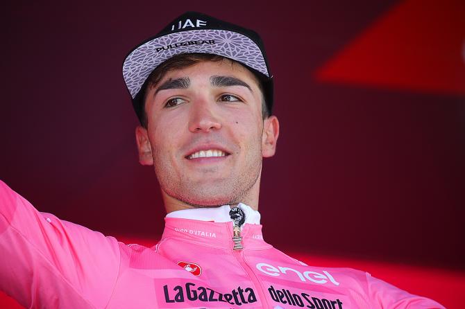 Conti veste la prima maglia rosa della sua carriera a San Giovanni Rotondo (foto Bettini)