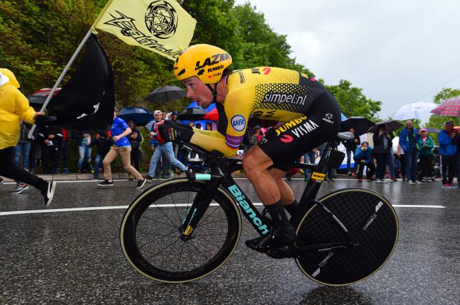 Saggio di classe di Primož Roglič lungo i quasi 35 Km della cronoscalata di San Marino, vinta dallasso sloveno sotto il diluvio (foto Bettini)