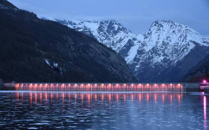 La diga del Lago Serrù illuminata di rosa in occasione dellarrivo del Giro a Ceresole Reale (bici.news)