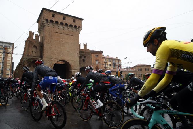 La partenza da Bologna della seconda tappa del Giro 2019 (foto Bettini)