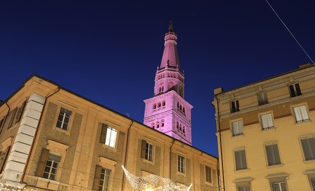 La Ghirlandina di Modena illuminata di rosa in occasione dellarrivo del Giro dItalia (www.emiliaromagnanews24.it)