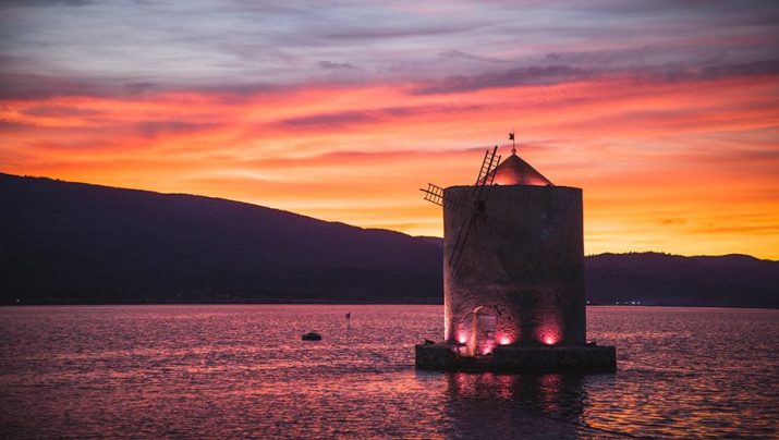 Il Mulino Spagnolo nella laguna di Orbetello illuminato di rosa in occasione dellarrivo del Giro (www.lextra.news)