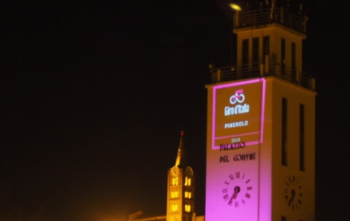 La torre del Palazzo del Comune di Pinerolo illuminata di rosa (www.comeedove.it)