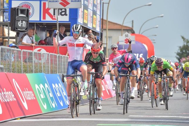 Corridori della nazionale britannica ancora protagonisti al Giro dItalia U23: dopo le due affermazione di Ethan Hayter ora è arrivato il turno di Matthew Walls, primo allo sprint in quel di Pescia (foto IsolaPress)