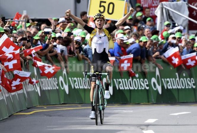 Il giovane e promettente corridore olandese Antwan Tolhoek vince la tappa del Flumserberg (foto Bettini)