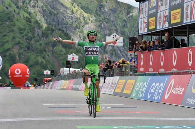 Colombiani grandi protagoni sulla Marmolada, sulla quale pianta la bandiera nazionale Rubio (foto IsolaPress)