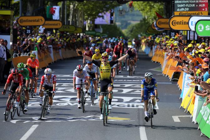 La giovane promessa belga Wout Van Aert vince la selettiva tappa dei ventagli (foto Bettini)