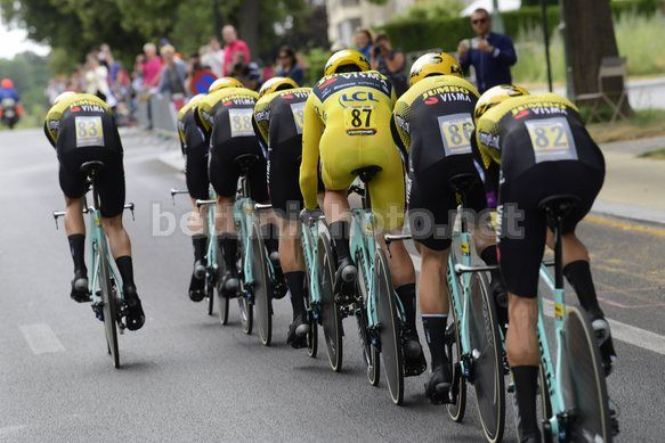 Il treno del team Jumbo Visma fila verso la vittoria nella cronosquadre (foto Bettini)