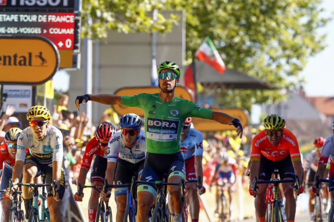 Sagan torna a mettere le ruote della sua bicicletta davanti a quelle degli altri avversari sulle strade del Tour de France (foto Bettini)