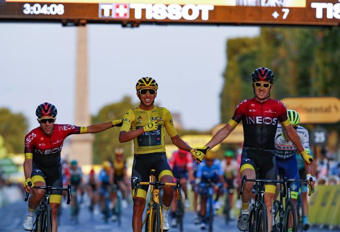 Egan Bernal scortato dai suoi compagni di squadra al traguardo di Parigi (Getty Images)