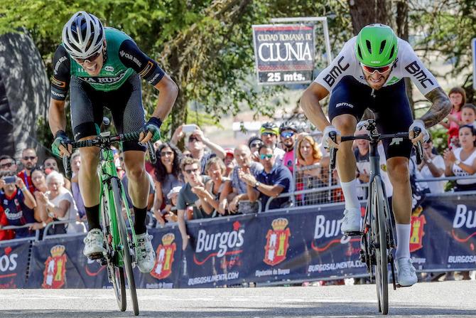 La decisiva volta tra Alex Aranburu e Giacomo Nizzolo (foto Bettini)