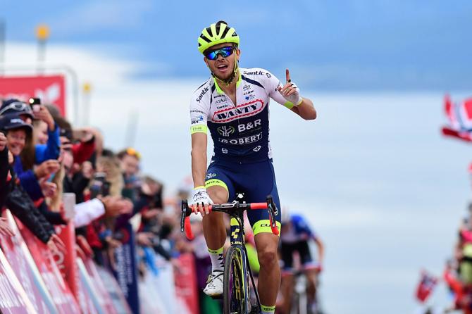 Odd Christian Eiking svetta in cima al ripidissimo muro del Monte Storheia (foto Bettini)