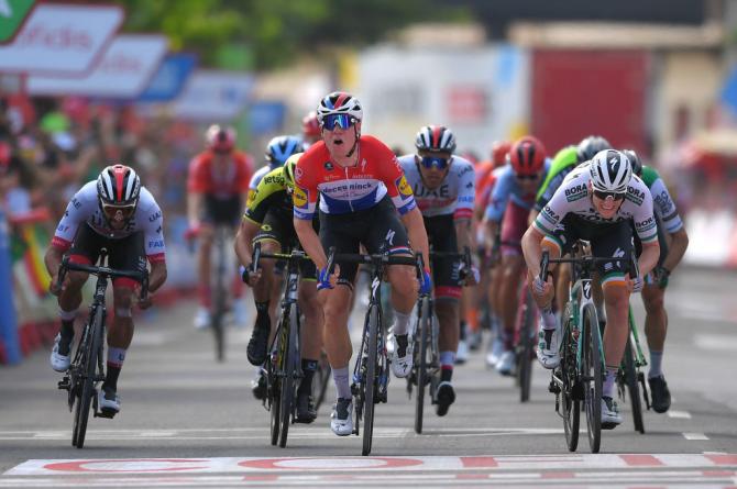 Fabio Jakobsen riesce nellimpresa di battere limbattibile Sam Bennett (foto Tim de Waele/Getty Images Sport)