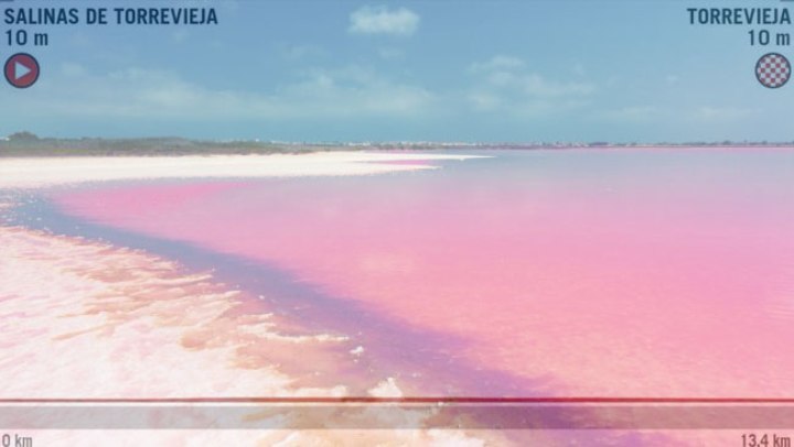La laguna rosa delle saline di Torrevieja e, in trasparenza, laltimetria della prima tappa della Vuelta 2019 (www.evolutiontravel.eu)