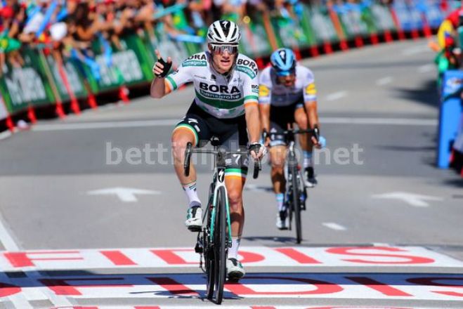 Sam Bennett vince uno sprint fortemente selezionato dalla caduta ad un chilometro dal traguardo di Oviedo (foto Bettini)