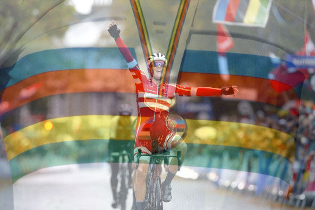 Mads Pedersen conquista il mondiale dello Yorkshire e vestirà per un anno la prestigiosa maglia iridata (foto Bettini)