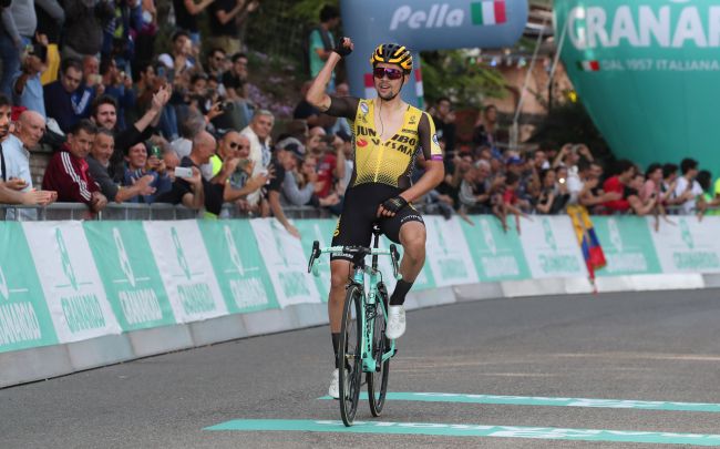 Primož Roglič si impone ancora al Santuario della Madonna di San Luca dopo aver espugnato questo traguardo anche al Giro dItalia di questanno (foto Bettini)