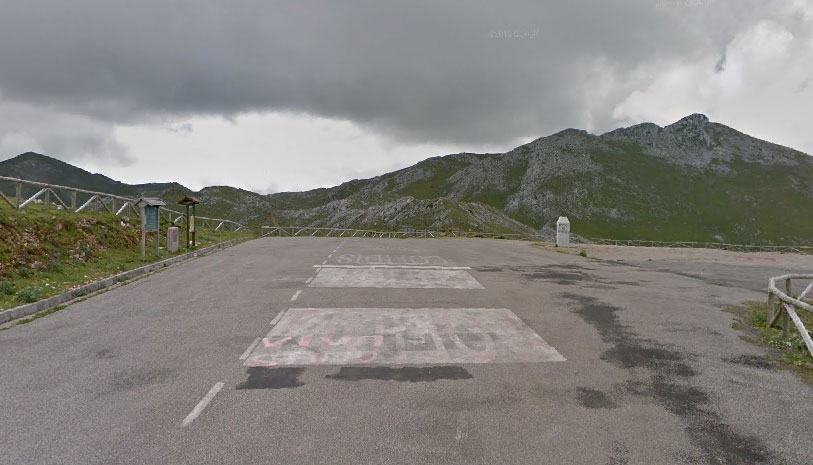 Il piazzale al termine della durissima salita dellAngliru (Google Street View)