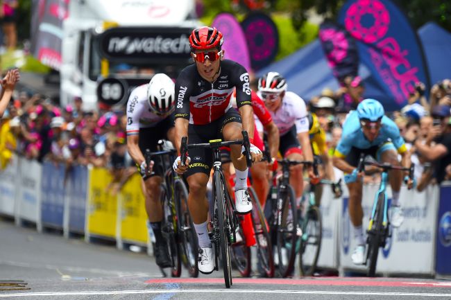 Caleb Ewan si impone ancora sul traguardo di Stirling dopo il successo conquisto in questa cittadina nel 2018 (foto Bettini)
