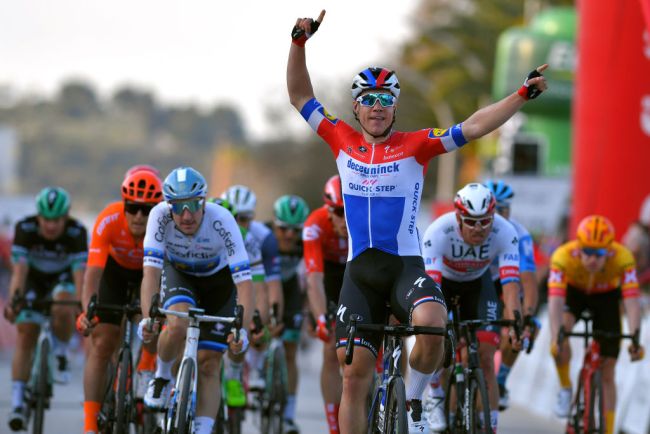 È lolandese Jakobsen il primo a levare le braccia al cielo alla Volta ao Algarve 2020 (Getty Images)