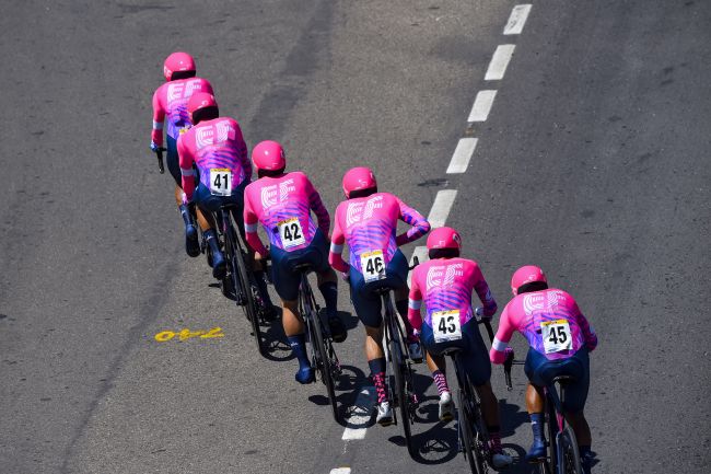 La formazione statunitense EF Pro Cycling detta legge sul velocissimo circuito di Tunja (foto Bettini)